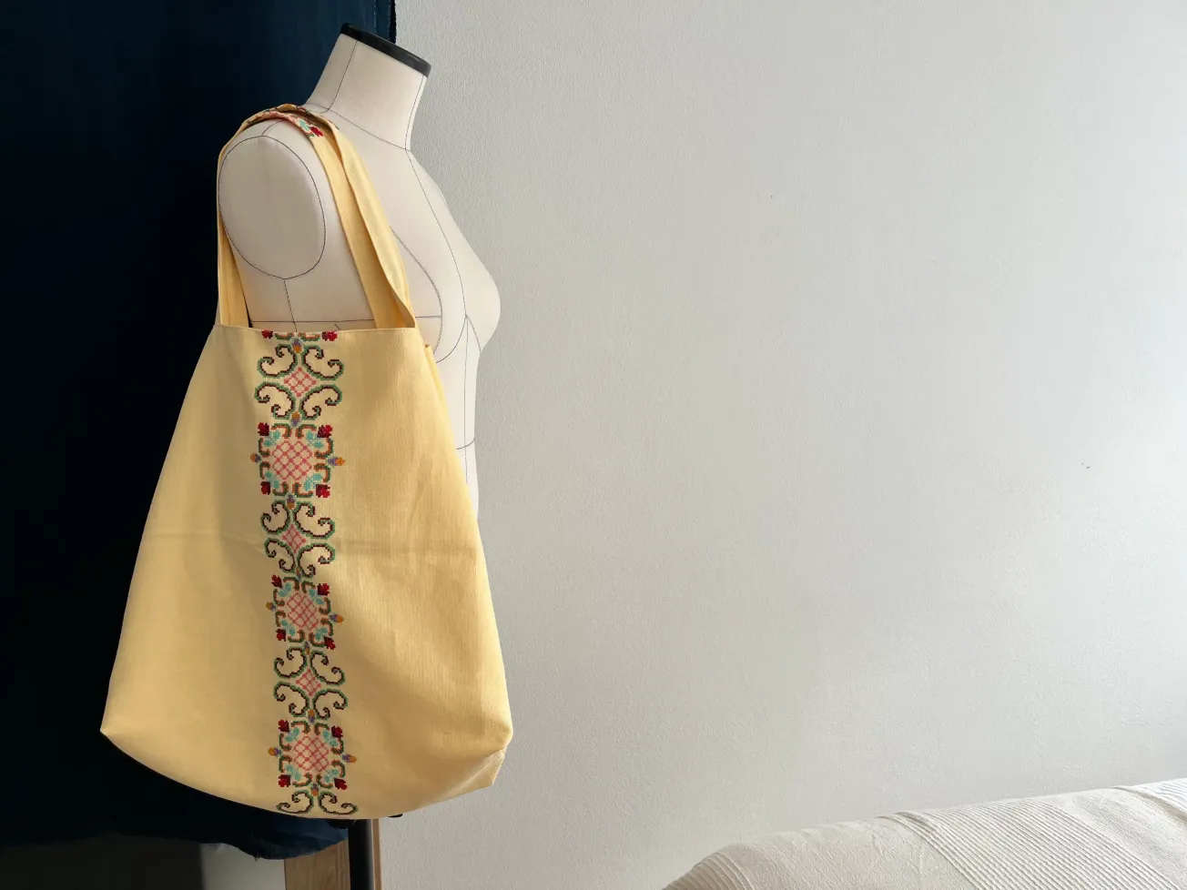 How to Upcycle a Vintage Tablecloth into a Stylish DIY Tote Bag
