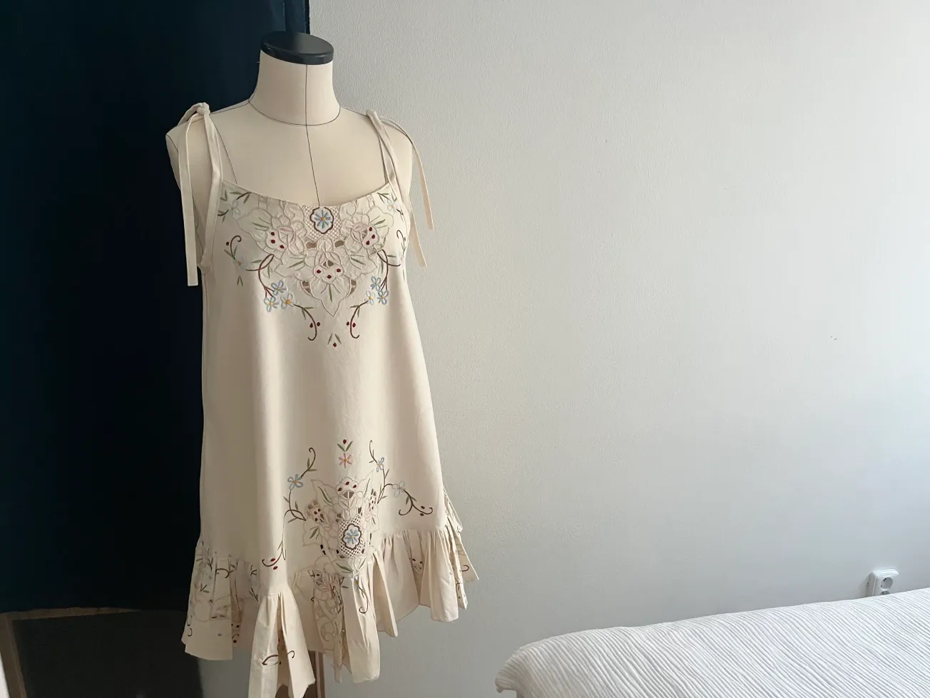 How to Upcycle a Vintage Tablecloth into a Stunning Summer Dress (DIY Guide)