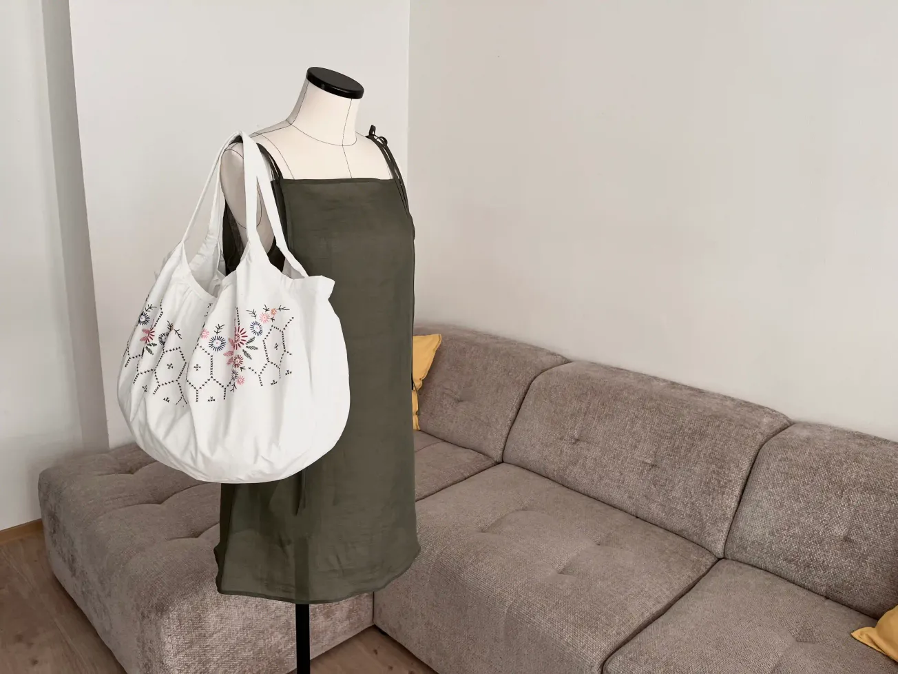 Tote Bag Upcycled from Vintage Hand-Embroidered Tablecloth: Step-by-Step Tutorial